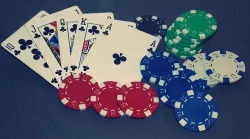 Tata letak meja European Roulette menampilkan semua area taruhan