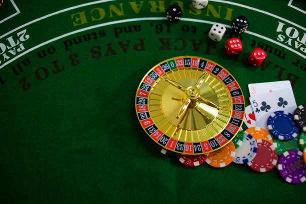 Dealer profesional neko9 memimpin meja blackjack dalam sesi Tournament Mode